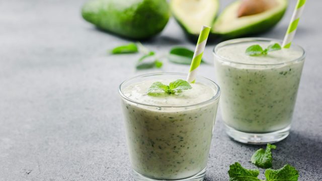 Ananasovo mangove matcha smoothie